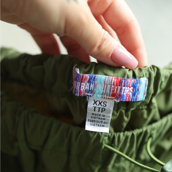 Green urban outfitters parachute pants - Picture 3 of 4